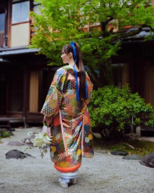 Mew Azama Instagram - 👘

photo @yoheyphoto 
hairmake @kakikana 
direction @enkana 
kimono @number5_n5 
flower @sous_bois_kyoto 
location @rokumonjiya_okabun