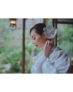 Mew Azama Instagram - 👘

photo @yoheyphoto 
hairmake @kakikana 
direction @enkana 
kimono @number5_n5 
flower @sous_bois_kyoto 
location @rokumonjiya_okabun