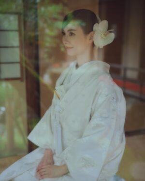 Mew Azama Instagram - 👘

photo @yoheyphoto 
hairmake @kakikana 
direction @enkana 
kimono @number5_n5 
flower @sous_bois_kyoto 
location @rokumonjiya_okabun