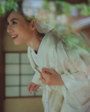 Mew Azama Instagram - 👘

photo @yoheyphoto 
hairmake @kakikana 
direction @enkana 
kimono @number5_n5 
flower @sous_bois_kyoto 
location @rokumonjiya_okabun