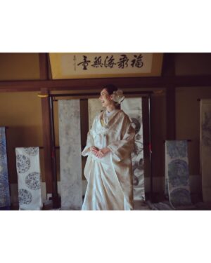 Mew Azama Instagram - 👘

photo @yoheyphoto 
hairmake @kakikana 
direction @enkana 
kimono @number5_n5 
flower @sous_bois_kyoto 
location @rokumonjiya_okabun