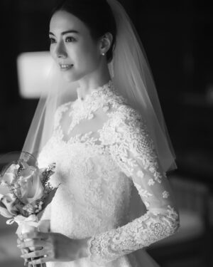 Mew Azama Instagram - 👰🏻‍♀️

photo @keiichisuto33 
hairmake @kanbe61 
dress @foursis_weddingdress 
location @halekulanihotel