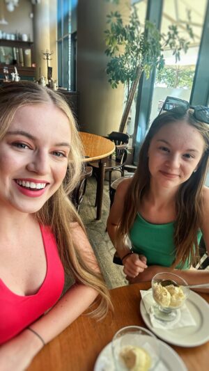Michaela Pecháčková Instagram - Je to s ní čím dál těžší 😂 #sister #škrťa #kopnuji 
@kolkovna_restaurants 😍