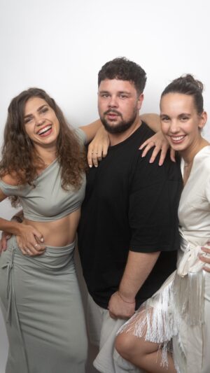 Michaela Tomešová Instagram - 5. díl našeho podcastu Zatim nevíme je venku a nese název Herci uplakánci, letní lásky, prague pride a kojení ✌️A tady malá ochutnávka z focení nových fotek (už to chtělo:))

A témata? Začátek divadelní sezóny se neobejde bez hereckého poplakání si, ale i pozvánek na naše premiéry. Jak moc to máme těžký, zjišťujeme nejčasteji u okýnka na úřadě. Podíváme se taky zpátky do minulosti na to, jaké byly naše letní lásky, na Martinův coming out nebo Míšin vztah s Milanem Peroutkou. Ze současného dění jsme probrali mimo jiné třeba Prague pride, kojení nebo falešnou březost.

No a mě stále neopouští víra, že jednoho dne ostatním přestanu skákat do řeči 🙏

Najdete na Youtube a všech oblíbených podcastových platformách 🙋‍♀️

Dejte nám do komentáře vědět, jak se vám epizoda líbila nebo co byste chtěli dozvědět příště :)

#zatimnevime #podcast #funny #foceni #trojka