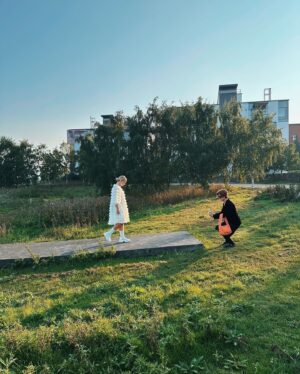 Miisa Rotola-Pukkila Instagram - Tällä jengillä oltiin eilen kannustamassa uusia tähtipareja TTK:n ekassa livelähetyksessä!❤️‍🔥 Olipahan show, ihan älytön kausi tulossa!

Illan asuna mulla oli luottohapsumekko @vimmacompany ja valkoiset bootsit!🤍 Vuosien varrella oon todennut, että TTK:ssa kaiken kimalluksen ja tähtipölyn keskellä mikään asu ei ole liikaa! Tää oli nappivalinta! Ja kiitos kuvista @samisykko 😘

Ihanaa viikkoa tyypit!