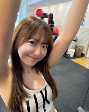 Miki Nonaka Instagram - workout with my older sis @maya_m0901
.
#morningmusume24#モーニング娘24
#野中美希#ちぇる#ちぇるトレ