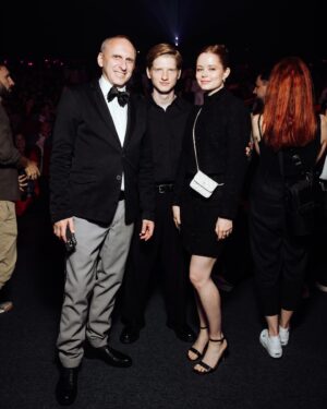 Mila Ershova Instagram - спасибо организаторам фестиваля сериалов онлайн платформ «Новый сезон» за эти насыщенные и счастливые дни!

к сожалению, не удалось посмотреть всю программу, но некоторые сериалы, которые я таки посмотрела и они успели в себя влюбить, я абсолютно точно буду ждать и советовать всем друзьям.

очень и очень круто, что наша индустрия развивается. 

когда я смотрю сериал или фильм, который, на мой взгляд, не удался, я всегда расстраиваюсь. качественный контент — это не просто развлечение, это огромная точка роста для всей индустрии. когда пять мощных сериалов задают высокую планку, шестому уже не захочется халтурить. Сстыдно просто отмывать деньги и думать: «и так зритель съест». 

это касается каждого цеха: актеры начинают с осторожностью относиться к своим коллегам, рядом с которыми они могут выглядеть блекло. у всех появляется желание стремиться к большему, расти и развиваться. режиссеры, продюсеры, операторы, постановщики — каждый хочет внести что-то лучшее в индустрию.

поэтому гораздо приятнее сидеть перед экраном и думать: «Ах, какие талантливые, вот черти! как круто делают! хочу так же!» и расти, расти, расти.

спасибо фестивалю «Новый сезон» за высокую планку контента и большую концентрацию талантливых людей!
♥️

Одежда: @amantesworld 
Макияж: @rbg.ru @safikovalenko @inna.make.up
Укладка: @alteregoitaly.ru @valeriia_liubushkina @parikmaher.katya
Фото: @daryaorlova @temerina @maxim.kashin 
Фестиваль @newseasonfest