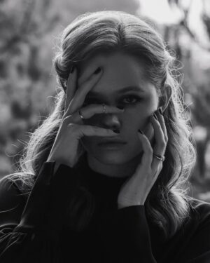 Mila Ershova Instagram - спасибо организаторам фестиваля сериалов онлайн платформ «Новый сезон» за эти насыщенные и счастливые дни!

к сожалению, не удалось посмотреть всю программу, но некоторые сериалы, которые я таки посмотрела и они успели в себя влюбить, я абсолютно точно буду ждать и советовать всем друзьям.

очень и очень круто, что наша индустрия развивается. 

когда я смотрю сериал или фильм, который, на мой взгляд, не удался, я всегда расстраиваюсь. качественный контент — это не просто развлечение, это огромная точка роста для всей индустрии. когда пять мощных сериалов задают высокую планку, шестому уже не захочется халтурить. Сстыдно просто отмывать деньги и думать: «и так зритель съест». 

это касается каждого цеха: актеры начинают с осторожностью относиться к своим коллегам, рядом с которыми они могут выглядеть блекло. у всех появляется желание стремиться к большему, расти и развиваться. режиссеры, продюсеры, операторы, постановщики — каждый хочет внести что-то лучшее в индустрию.

поэтому гораздо приятнее сидеть перед экраном и думать: «Ах, какие талантливые, вот черти! как круто делают! хочу так же!» и расти, расти, расти.

спасибо фестивалю «Новый сезон» за высокую планку контента и большую концентрацию талантливых людей!
♥️

Одежда: @amantesworld 
Макияж: @rbg.ru @safikovalenko @inna.make.up
Укладка: @alteregoitaly.ru @valeriia_liubushkina @parikmaher.katya
Фото: @daryaorlova @temerina @maxim.kashin 
Фестиваль @newseasonfest