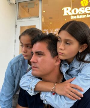 Milena Torres Instagram - Tome esta foto mientras mi mente me repetía: Tranquila Mile, en el fondo tus hijas SI se parecen un poco a ti 😝👀🥹🫥 diganme algo!!! 🤥