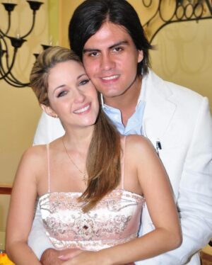 Milena Torres Instagram - Feliz Aniversario de boda #13 mi Amor 💘 @jeanclaudio06 💒 Se dice tan rápido, pero hemos compartido tantos momentos y aventuras juntos todos estos años, que las palabras no me alcanzan para decir todo lo que siento cada vez que te celebro en mi vida 🩷🥹 
Gracias por ser tan especial, por quererme, por dar todo lo que eres y mas por nuestra familia y ser ese hombre tan maravilloso con el que soñaba antes de conocerte y mantenerte así tan lindo todos estos años ☺️😻😜 😍 
Solo le pido a Dios que nos permita seguir estando juntos toda la vida y que siga siendo la guía en nuestro Amor y en nuestra Familia cada dia. 
Hoy, quise Elegir estas 20 fotos para recordar un pedacito de nuestra historia juntos y celebrar estos 13 años de Matrimonio, 👰‍♀️💘🤵🏻‍♂️ recordar ese 10 de Septiembre del año 2011 cuando juramos amor eterno ante Dios 🥹 pero realmente tenemos 20 años juntos 🙌🏻😘🙌🏻 Lo hemos logrado con mucho Amor, Respeto y Dedicación 🥹 Seguiremos siendo Novios eternamente ♾️ Amen, Amen, Amen!!! 🙏 

#happyaniversary #felizaniversario #celebration #love