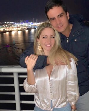 Milena Torres Instagram - Feliz Aniversario de boda #13 mi Amor 💘 @jeanclaudio06 💒 Se dice tan rápido, pero hemos compartido tantos momentos y aventuras juntos todos estos años, que las palabras no me alcanzan para decir todo lo que siento cada vez que te celebro en mi vida 🩷🥹 
Gracias por ser tan especial, por quererme, por dar todo lo que eres y mas por nuestra familia y ser ese hombre tan maravilloso con el que soñaba antes de conocerte y mantenerte así tan lindo todos estos años ☺️😻😜 😍 
Solo le pido a Dios que nos permita seguir estando juntos toda la vida y que siga siendo la guía en nuestro Amor y en nuestra Familia cada dia. 
Hoy, quise Elegir estas 20 fotos para recordar un pedacito de nuestra historia juntos y celebrar estos 13 años de Matrimonio, 👰‍♀️💘🤵🏻‍♂️ recordar ese 10 de Septiembre del año 2011 cuando juramos amor eterno ante Dios 🥹 pero realmente tenemos 20 años juntos 🙌🏻😘🙌🏻 Lo hemos logrado con mucho Amor, Respeto y Dedicación 🥹 Seguiremos siendo Novios eternamente ♾️ Amen, Amen, Amen!!! 🙏 

#happyaniversary #felizaniversario #celebration #love