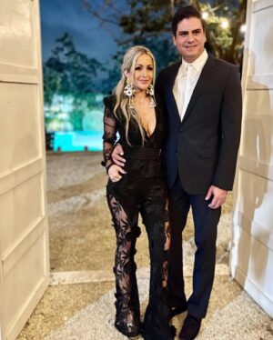 Milena Torres Instagram - Feliz Aniversario de boda #13 mi Amor 💘 @jeanclaudio06 💒 Se dice tan rápido, pero hemos compartido tantos momentos y aventuras juntos todos estos años, que las palabras no me alcanzan para decir todo lo que siento cada vez que te celebro en mi vida 🩷🥹 
Gracias por ser tan especial, por quererme, por dar todo lo que eres y mas por nuestra familia y ser ese hombre tan maravilloso con el que soñaba antes de conocerte y mantenerte así tan lindo todos estos años ☺️😻😜 😍 
Solo le pido a Dios que nos permita seguir estando juntos toda la vida y que siga siendo la guía en nuestro Amor y en nuestra Familia cada dia. 
Hoy, quise Elegir estas 20 fotos para recordar un pedacito de nuestra historia juntos y celebrar estos 13 años de Matrimonio, 👰‍♀️💘🤵🏻‍♂️ recordar ese 10 de Septiembre del año 2011 cuando juramos amor eterno ante Dios 🥹 pero realmente tenemos 20 años juntos 🙌🏻😘🙌🏻 Lo hemos logrado con mucho Amor, Respeto y Dedicación 🥹 Seguiremos siendo Novios eternamente ♾️ Amen, Amen, Amen!!! 🙏 

#happyaniversary #felizaniversario #celebration #love