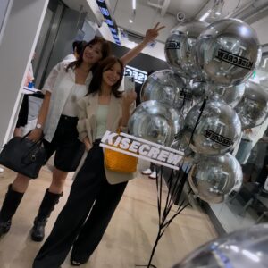 Min Sun-ye Instagram - 드디어.
가희언니 지도자의 꿈이 시작되는 곳🌈
@karymarket_ 
멋진공간에서
많은 훌륭한 분들과 함께.
너어무 축하해요 언니 
@kahi_korea 

#KISECREW
#기세크루
#dancestudio