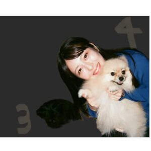 Minami Hamabe Instagram - 8月29日🐜
愛娘2人と共にまた無事に迎えられたこと、とても幸せです🐜
ぽぷは4歳 こぺは3歳を迎えております🐜
お祝いしてくださった皆さま!ありがとうございました🐜

年齢だけではなく自分の心の豊かさも積み重ねてゆきたいです🐜
そして更にわんちゃんずとモフり、モフられ、ワン、ワられ、愛するものたちを自分の手で抱きしめて🐜私らしく🐜
お仕事も勿論、誠心誠意、務めてゆく所存です🐜
年齢を1つ重ねることで劇的に変化できることはないかもしれませんが、何事も丁寧に向き合ってまいりますので、皆さまどうぞ…こんな私ですが…引き続きよろしくお願いいたします🐜

投稿に載せる写真は今年も迷ったのですが…
今年は珍しいテイストの写真たちです🐜
友人が撮ってくれる写真は顔が賑やかです🐜

🐜🐜🐜
投稿の中の友人は業界の違う方です🐜
そのため現像した写真から技術を借りてまず友人を消し、その上から更に白く塗りつぶし投稿しています🐜友人も了承済みです🐜
投稿に文章以外の何かを示唆する意図はございませんので、誤解なきようお願いいたします🐜