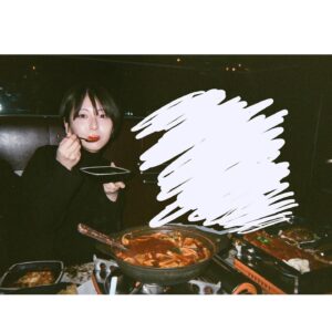 Minami Hamabe Instagram - 8月29日🐜
愛娘2人と共にまた無事に迎えられたこと、とても幸せです🐜
ぽぷは4歳 こぺは3歳を迎えております🐜
お祝いしてくださった皆さま!ありがとうございました🐜

年齢だけではなく自分の心の豊かさも積み重ねてゆきたいです🐜
そして更にわんちゃんずとモフり、モフられ、ワン、ワられ、愛するものたちを自分の手で抱きしめて🐜私らしく🐜
お仕事も勿論、誠心誠意、務めてゆく所存です🐜
年齢を1つ重ねることで劇的に変化できることはないかもしれませんが、何事も丁寧に向き合ってまいりますので、皆さまどうぞ…こんな私ですが…引き続きよろしくお願いいたします🐜

投稿に載せる写真は今年も迷ったのですが…
今年は珍しいテイストの写真たちです🐜
友人が撮ってくれる写真は顔が賑やかです🐜

🐜🐜🐜
投稿の中の友人は業界の違う方です🐜
そのため現像した写真から技術を借りてまず友人を消し、その上から更に白く塗りつぶし投稿しています🐜友人も了承済みです🐜
投稿に文章以外の何かを示唆する意図はございませんので、誤解なきようお願いいたします🐜