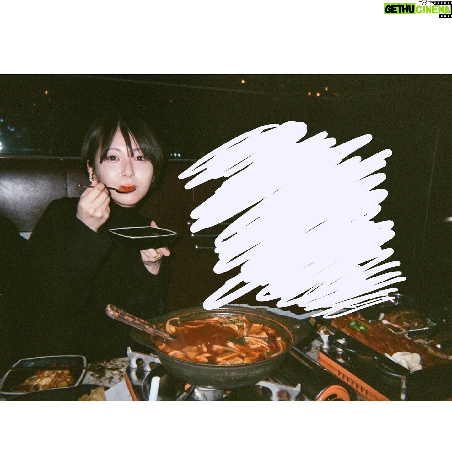 Minami Hamabe - 269.8K Likes - 8月29日🐜
愛娘2人と共にまた無事に迎えられたこと、とても幸せです🐜
ぽぷは4歳 こぺは3歳を迎えております🐜
お祝いしてくださった皆さま!ありがとうございました🐜
年齢だけではなく自分の心の豊かさも積み重ねてゆきたいです🐜
そして更にわんちゃんずとモフり、モフられ、ワン、ワられ、愛するものたちを自分の手で抱きしめて🐜私らしく🐜
お仕事も勿論、誠心誠意、務めてゆく所存です🐜
年齢を1つ重ねることで劇的に変化できることはないかもしれませんが、何事も丁寧に向き合ってまいりますので、皆さまどうぞ…こんな私ですが…引き続きよろしくお願いいたします🐜
投稿に載せる写真は今年も迷ったのですが…
今年は珍しいテイストの写真たちです🐜
友人が撮ってくれる写真は顔が賑やかです🐜
🐜🐜🐜
投稿の中の友人は業界の違う方です🐜
そのため現像した写真から技術を借りてまず友人を消し、その上から更に白く塗りつぶし投稿しています🐜友人も了承済みです🐜
投稿に文章以外の何かを示唆する意図はございませんので、誤解なきようお願いいたします🐜