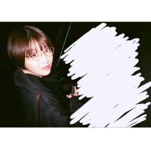 Minami Hamabe Instagram - 8月29日🐜
愛娘2人と共にまた無事に迎えられたこと、とても幸せです🐜
ぽぷは4歳 こぺは3歳を迎えております🐜
お祝いしてくださった皆さま!ありがとうございました🐜

年齢だけではなく自分の心の豊かさも積み重ねてゆきたいです🐜
そして更にわんちゃんずとモフり、モフられ、ワン、ワられ、愛するものたちを自分の手で抱きしめて🐜私らしく🐜
お仕事も勿論、誠心誠意、務めてゆく所存です🐜
年齢を1つ重ねることで劇的に変化できることはないかもしれませんが、何事も丁寧に向き合ってまいりますので、皆さまどうぞ…こんな私ですが…引き続きよろしくお願いいたします🐜

投稿に載せる写真は今年も迷ったのですが…
今年は珍しいテイストの写真たちです🐜
友人が撮ってくれる写真は顔が賑やかです🐜

🐜🐜🐜
投稿の中の友人は業界の違う方です🐜
そのため現像した写真から技術を借りてまず友人を消し、その上から更に白く塗りつぶし投稿しています🐜友人も了承済みです🐜
投稿に文章以外の何かを示唆する意図はございませんので、誤解なきようお願いいたします🐜