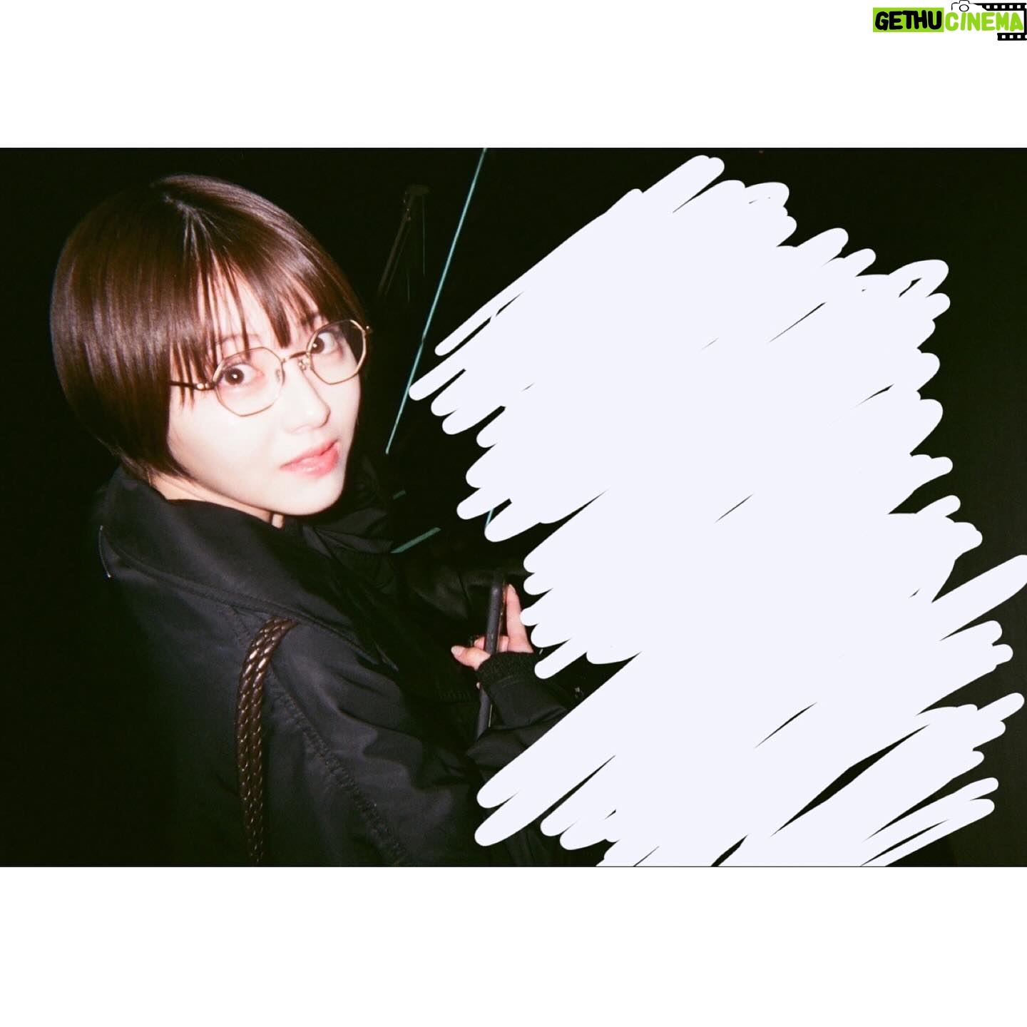 Minami Hamabe - 269.8K Likes - 8月29日🐜
愛娘2人と共にまた無事に迎えられたこと、とても幸せです🐜
ぽぷは4歳 こぺは3歳を迎えております🐜
お祝いしてくださった皆さま!ありがとうございました🐜
年齢だけではなく自分の心の豊かさも積み重ねてゆきたいです🐜
そして更にわんちゃんずとモフり、モフられ、ワン、ワられ、愛するものたちを自分の手で抱きしめて🐜私らしく🐜
お仕事も勿論、誠心誠意、務めてゆく所存です🐜
年齢を1つ重ねることで劇的に変化できることはないかもしれませんが、何事も丁寧に向き合ってまいりますので、皆さまどうぞ…こんな私ですが…引き続きよろしくお願いいたします🐜
投稿に載せる写真は今年も迷ったのですが…
今年は珍しいテイストの写真たちです🐜
友人が撮ってくれる写真は顔が賑やかです🐜
🐜🐜🐜
投稿の中の友人は業界の違う方です🐜
そのため現像した写真から技術を借りてまず友人を消し、その上から更に白く塗りつぶし投稿しています🐜友人も了承済みです🐜
投稿に文章以外の何かを示唆する意図はございませんので、誤解なきようお願いいたします🐜