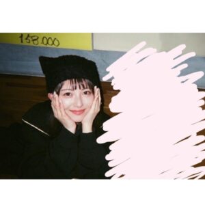 Minami Hamabe Instagram - 8月29日🐜
愛娘2人と共にまた無事に迎えられたこと、とても幸せです🐜
ぽぷは4歳 こぺは3歳を迎えております🐜
お祝いしてくださった皆さま!ありがとうございました🐜

年齢だけではなく自分の心の豊かさも積み重ねてゆきたいです🐜
そして更にわんちゃんずとモフり、モフられ、ワン、ワられ、愛するものたちを自分の手で抱きしめて🐜私らしく🐜
お仕事も勿論、誠心誠意、務めてゆく所存です🐜
年齢を1つ重ねることで劇的に変化できることはないかもしれませんが、何事も丁寧に向き合ってまいりますので、皆さまどうぞ…こんな私ですが…引き続きよろしくお願いいたします🐜

投稿に載せる写真は今年も迷ったのですが…
今年は珍しいテイストの写真たちです🐜
友人が撮ってくれる写真は顔が賑やかです🐜

🐜🐜🐜
投稿の中の友人は業界の違う方です🐜
そのため現像した写真から技術を借りてまず友人を消し、その上から更に白く塗りつぶし投稿しています🐜友人も了承済みです🐜
投稿に文章以外の何かを示唆する意図はございませんので、誤解なきようお願いいたします🐜