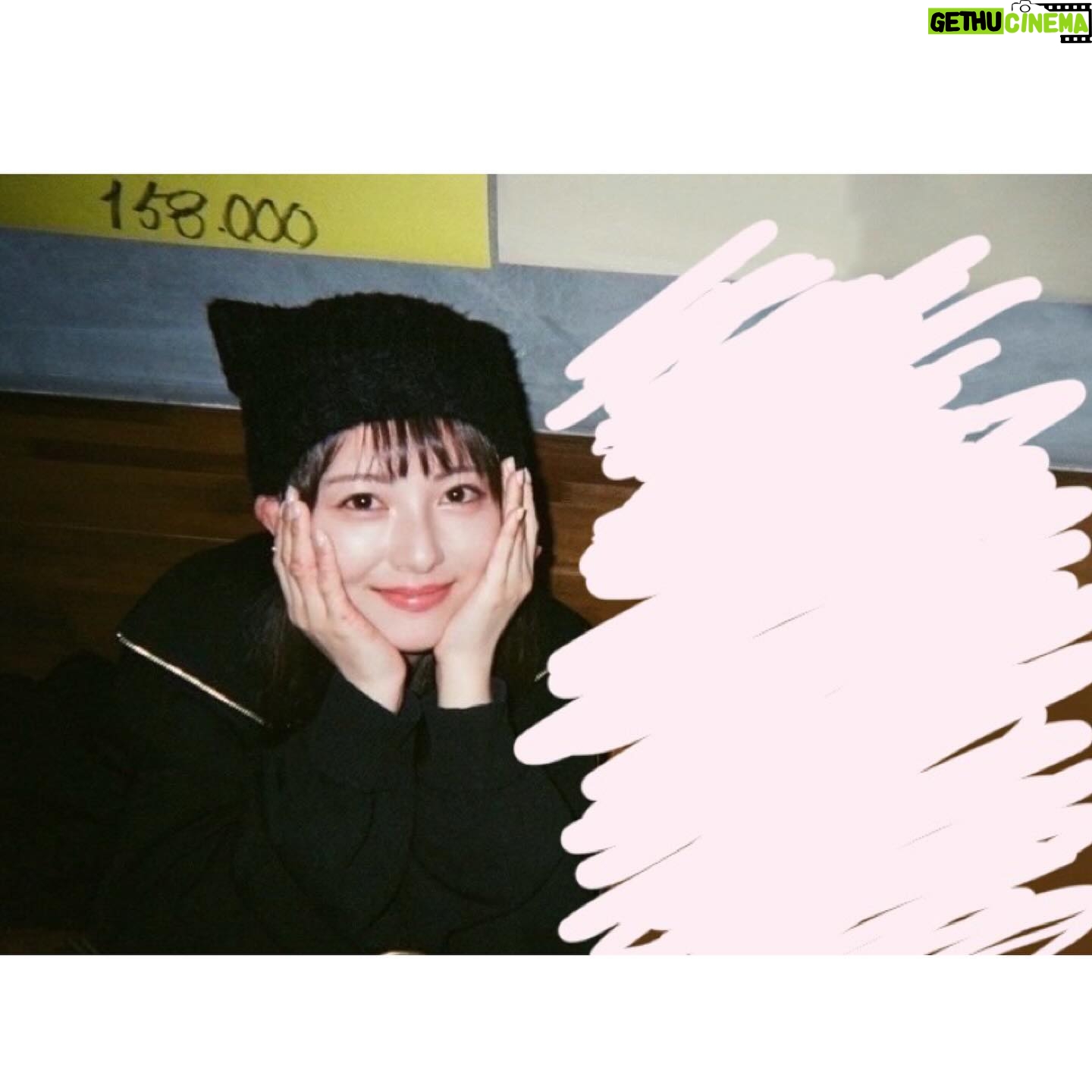 Minami Hamabe - 269.8K Likes - 8月29日🐜
愛娘2人と共にまた無事に迎えられたこと、とても幸せです🐜
ぽぷは4歳 こぺは3歳を迎えております🐜
お祝いしてくださった皆さま!ありがとうございました🐜
年齢だけではなく自分の心の豊かさも積み重ねてゆきたいです🐜
そして更にわんちゃんずとモフり、モフられ、ワン、ワられ、愛するものたちを自分の手で抱きしめて🐜私らしく🐜
お仕事も勿論、誠心誠意、務めてゆく所存です🐜
年齢を1つ重ねることで劇的に変化できることはないかもしれませんが、何事も丁寧に向き合ってまいりますので、皆さまどうぞ…こんな私ですが…引き続きよろしくお願いいたします🐜
投稿に載せる写真は今年も迷ったのですが…
今年は珍しいテイストの写真たちです🐜
友人が撮ってくれる写真は顔が賑やかです🐜
🐜🐜🐜
投稿の中の友人は業界の違う方です🐜
そのため現像した写真から技術を借りてまず友人を消し、その上から更に白く塗りつぶし投稿しています🐜友人も了承済みです🐜
投稿に文章以外の何かを示唆する意図はございませんので、誤解なきようお願いいたします🐜