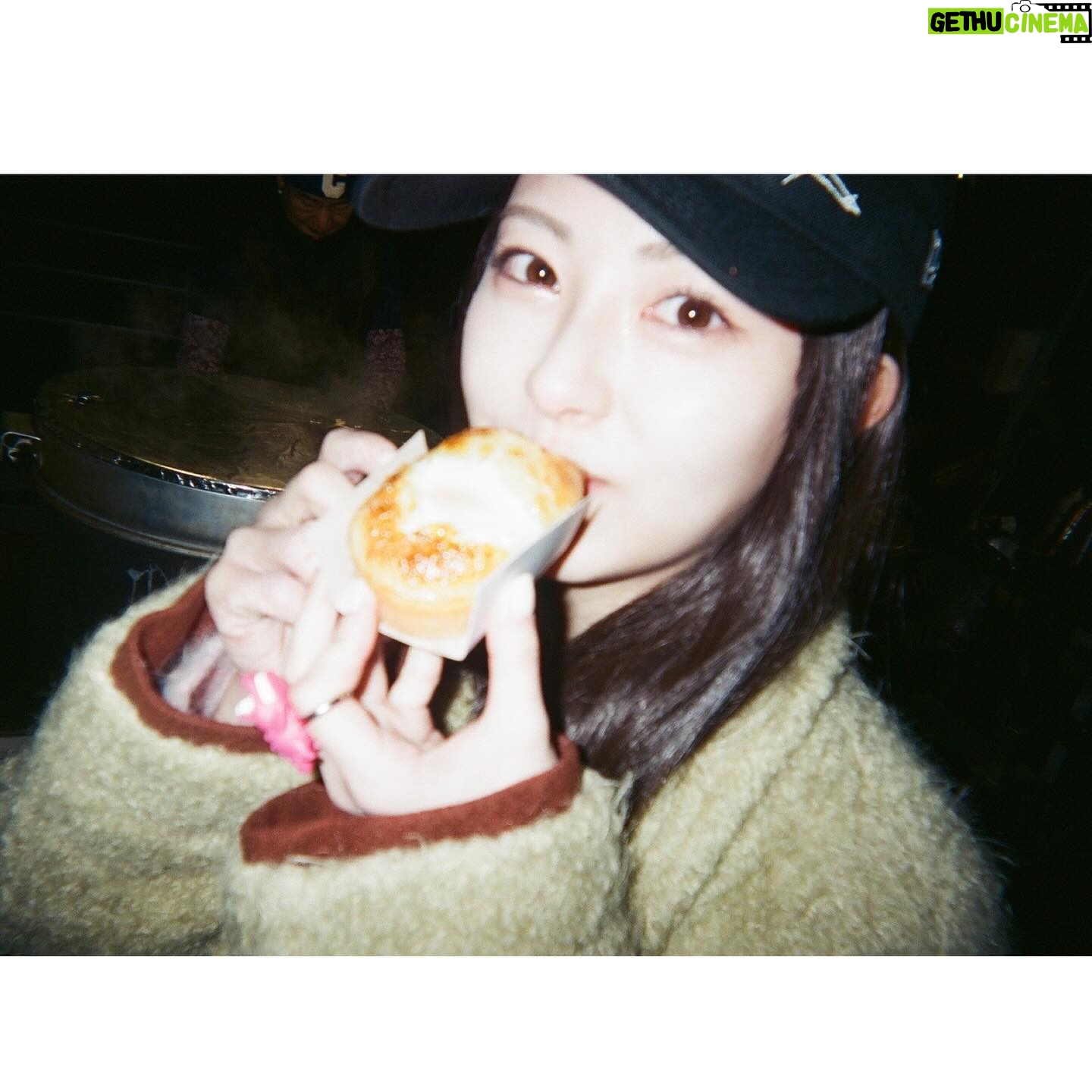 Minami Hamabe - 269.8K Likes - 8月29日🐜
愛娘2人と共にまた無事に迎えられたこと、とても幸せです🐜
ぽぷは4歳 こぺは3歳を迎えております🐜
お祝いしてくださった皆さま!ありがとうございました🐜
年齢だけではなく自分の心の豊かさも積み重ねてゆきたいです🐜
そして更にわんちゃんずとモフり、モフられ、ワン、ワられ、愛するものたちを自分の手で抱きしめて🐜私らしく🐜
お仕事も勿論、誠心誠意、務めてゆく所存です🐜
年齢を1つ重ねることで劇的に変化できることはないかもしれませんが、何事も丁寧に向き合ってまいりますので、皆さまどうぞ…こんな私ですが…引き続きよろしくお願いいたします🐜
投稿に載せる写真は今年も迷ったのですが…
今年は珍しいテイストの写真たちです🐜
友人が撮ってくれる写真は顔が賑やかです🐜
🐜🐜🐜
投稿の中の友人は業界の違う方です🐜
そのため現像した写真から技術を借りてまず友人を消し、その上から更に白く塗りつぶし投稿しています🐜友人も了承済みです🐜
投稿に文章以外の何かを示唆する意図はございませんので、誤解なきようお願いいたします🐜