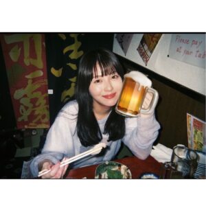 Minami Hamabe Instagram - 8月29日🐜
愛娘2人と共にまた無事に迎えられたこと、とても幸せです🐜
ぽぷは4歳 こぺは3歳を迎えております🐜
お祝いしてくださった皆さま!ありがとうございました🐜

年齢だけではなく自分の心の豊かさも積み重ねてゆきたいです🐜
そして更にわんちゃんずとモフり、モフられ、ワン、ワられ、愛するものたちを自分の手で抱きしめて🐜私らしく🐜
お仕事も勿論、誠心誠意、務めてゆく所存です🐜
年齢を1つ重ねることで劇的に変化できることはないかもしれませんが、何事も丁寧に向き合ってまいりますので、皆さまどうぞ…こんな私ですが…引き続きよろしくお願いいたします🐜

投稿に載せる写真は今年も迷ったのですが…
今年は珍しいテイストの写真たちです🐜
友人が撮ってくれる写真は顔が賑やかです🐜

🐜🐜🐜
投稿の中の友人は業界の違う方です🐜
そのため現像した写真から技術を借りてまず友人を消し、その上から更に白く塗りつぶし投稿しています🐜友人も了承済みです🐜
投稿に文章以外の何かを示唆する意図はございませんので、誤解なきようお願いいたします🐜
