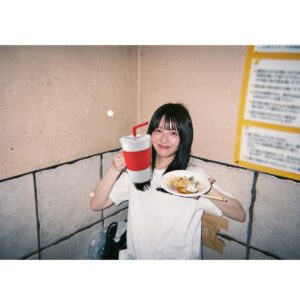 Minami Hamabe Instagram - 8月29日🐜
愛娘2人と共にまた無事に迎えられたこと、とても幸せです🐜
ぽぷは4歳 こぺは3歳を迎えております🐜
お祝いしてくださった皆さま!ありがとうございました🐜

年齢だけではなく自分の心の豊かさも積み重ねてゆきたいです🐜
そして更にわんちゃんずとモフり、モフられ、ワン、ワられ、愛するものたちを自分の手で抱きしめて🐜私らしく🐜
お仕事も勿論、誠心誠意、務めてゆく所存です🐜
年齢を1つ重ねることで劇的に変化できることはないかもしれませんが、何事も丁寧に向き合ってまいりますので、皆さまどうぞ…こんな私ですが…引き続きよろしくお願いいたします🐜

投稿に載せる写真は今年も迷ったのですが…
今年は珍しいテイストの写真たちです🐜
友人が撮ってくれる写真は顔が賑やかです🐜

🐜🐜🐜
投稿の中の友人は業界の違う方です🐜
そのため現像した写真から技術を借りてまず友人を消し、その上から更に白く塗りつぶし投稿しています🐜友人も了承済みです🐜
投稿に文章以外の何かを示唆する意図はございませんので、誤解なきようお願いいたします🐜