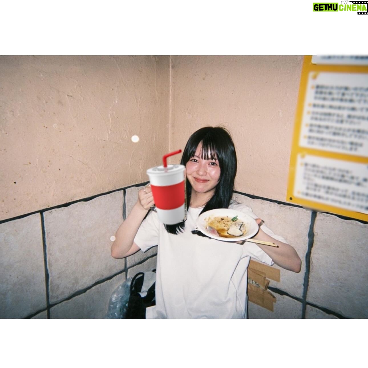 Minami Hamabe - 269.8K Likes - 8月29日🐜
愛娘2人と共にまた無事に迎えられたこと、とても幸せです🐜
ぽぷは4歳 こぺは3歳を迎えております🐜
お祝いしてくださった皆さま!ありがとうございました🐜
年齢だけではなく自分の心の豊かさも積み重ねてゆきたいです🐜
そして更にわんちゃんずとモフり、モフられ、ワン、ワられ、愛するものたちを自分の手で抱きしめて🐜私らしく🐜
お仕事も勿論、誠心誠意、務めてゆく所存です🐜
年齢を1つ重ねることで劇的に変化できることはないかもしれませんが、何事も丁寧に向き合ってまいりますので、皆さまどうぞ…こんな私ですが…引き続きよろしくお願いいたします🐜
投稿に載せる写真は今年も迷ったのですが…
今年は珍しいテイストの写真たちです🐜
友人が撮ってくれる写真は顔が賑やかです🐜
🐜🐜🐜
投稿の中の友人は業界の違う方です🐜
そのため現像した写真から技術を借りてまず友人を消し、その上から更に白く塗りつぶし投稿しています🐜友人も了承済みです🐜
投稿に文章以外の何かを示唆する意図はございませんので、誤解なきようお願いいたします🐜