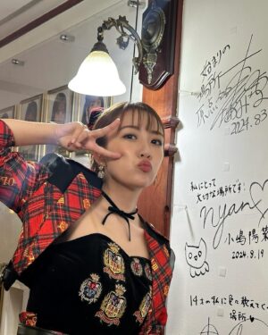 Minami Takahashi Instagram - 昨日はAKB48劇場カウントダウン特別企画で劇場公演に出演させていただきました😊✨

19年間メンバーをアイドルにしてくれた劇場
9月2日から改修工事に入るそうです。
AKB48として、アイドルとしての始まりの場所。
久しぶりに立たせていただきましたが
あそこから見える景色が一気に時を戻してくれるような不思議な気持ちになりました😌

沢山アイドルさんはいるけど
拠点となる劇場がある事がAKB48の強みであり良さだと思います。
改修工事で思い入れのある場所が変わってしまう切なさもありますが、今のメンバーがより輝く場所になれば良いなーと心から思います！

#AKB48劇場ありがとう
#AKB48劇場カウントダウン
#AKB48
#AKB48劇場
