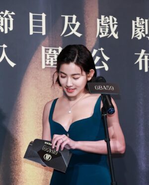 Mini Chao Instagram - 感謝59屆金鐘獎的安排，讓我有機會擔任入圍揭獎人～明明不是自己入圍 但我真的過度緊張⋯不好意思⋯也恭喜所有的入圍者⋯🫶🏻🫶🏻🫶🏻

要完成一部作品真的不容易，需要非常多的心血與努力～也期許自己未來還有機會站上金鐘獎的殿堂⋯繼續發光發亮⋯🌟🌟🌟

謝謝神祕友人拍攝 #每次有他在一定能拍出大片 #我熱愛演戲 #我是一位演員 #金鐘獎59

珠寶💎 @_quantumdot_ 
禮服💎 @linli_boutique
梳化💎 @abbieweng