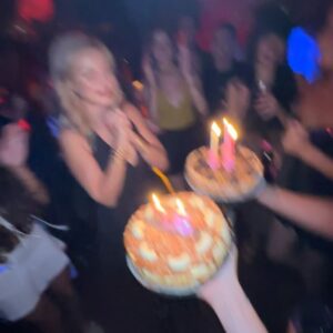 Mirela Balić Instagram - Cumpliendo años y cumpliendo sueños. 💭
Si a la Mirela de hace diez años le hubiera contado que en otros tantos estaría cumpliendo años en un rodaje tan bonito como el que estamos viviendo y luego poder celebrarlo rodeada de sus amigos de toda la vida, 
no se lo hubiera creído. 
No puedo ser más afortunada. Que bendición estar viva. Rodeada de personas tan conscientes de estarlo, capaces de exprimir cada detalle de la existencia y encima ser de los que dejan huella. Qué bendición. 
Estoy llena de amor. ❤️