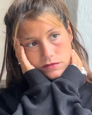 Miri Pérez-Cabrero Instagram - Mi lista de cosas que me han hecho sentirme feliz esta semana 💕
1) poder dormir en una cama cuando estoy cansada 
2) lo verde que está el jardín!!!!! y poder hacerme fotos delante de una hiedra tan bonita 😂 
3) papá pintando mi cara 
4) mamá y papá juntos (  de 20 años que no pasaba esto❤️‍🩹)
5) mi vestido lila 🫦 y que mis padres me apoyen siempre en mi manera de vestir y expresarme sin decir ná 
6) ponerle una piedra pintada a mi Abu que está en el cielo 
7) despertarme sin alarma!!!!!! 
8) las tortillas de papayas express que hace mamá 🩵
9) meditación Kundalini con el jefe 
10) Hugo my best friend forever ✨ no pasan los años que nuestro hilo rojo no se romperá jamás 🧶
#diary #ibiza #summer
