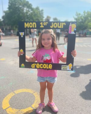 Mirianne Brûlé Instagram - Je peux pas croire qu’on est rendus là. 
Tellement fière 🥲 
Ben oui j’ai versé des larmes. 
Elle avait si hâte. 
Elle sera merveilleuse. 
Bonne route ❤️

#daughter #firstdayofschool #maternelle #5ans #momlife