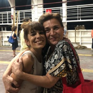 Mirto Alikaki Instagram - Πέρυσι παίζαμε στην ίδια παράσταση , φέτος έχω την τιμή να με σκηνοθετεί αυτή η υπέροχη γυναίκα , η Μαρια Ζορμπά … στο θέατρο ΣΤΑΘΜΟΣ  από 4 Νοεμβρίου … συντονιστηκαμε σήμερα και ενδυματολογικά 😂 @mirtopagalos @nicole.korontzi @4imili4 @maria_zorba_official