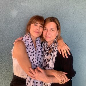 Mirto Alikaki Instagram - Πέρυσι παίζαμε στην ίδια παράσταση , φέτος έχω την τιμή να με σκηνοθετεί αυτή η υπέροχη γυναίκα , η Μαρια Ζορμπά … στο θέατρο ΣΤΑΘΜΟΣ  από 4 Νοεμβρίου … συντονιστηκαμε σήμερα και ενδυματολογικά 😂 @mirtopagalos @nicole.korontzi @4imili4 @maria_zorba_official