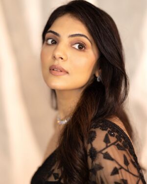 Misha Narang Instagram - 🖤🖤

📸: @chinthuu_klicks 

#portrait #instagood #instadaily #pictureperfect #vibes #explore #mishanarang #desigirl