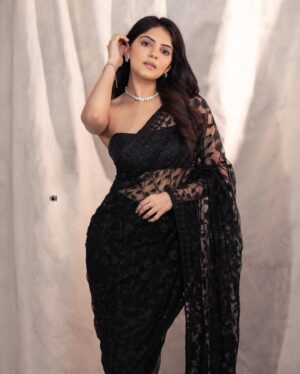 Misha Narang Instagram - 🖤🖤

📸: @chinthuu_klicks 

#pictureoftheday #portraitphotography #portrait #photoshoot #instagood #instadaily #explore #saree #traditional #mishanarang
