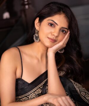 Misha Narang Instagram - Rabba mainu ki ho gya ✨

📸: @chinthuu_klicks 

#photoshoot #pictureoftheday #saree #portraitphotography #portrait #instagood #instadaily #mishanarang