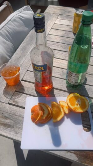 Mishel Prada Instagram - And with that … the 2024 spritz season has come to an end 🍾 🍊 || @aperolspritzofficial

See you in autumn babies xo

#aperolspritz #summer