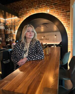 Mitsou Gélinas Instagram - De retour à Québec dans un endroit qui m’était inconnu, rue Sainte-Anne dans l’hôtel du même nom. J’y ai retrouvé Julie Poirier qui est nouvellement directrice générale. 

On dit que tout est dans les détails: l’accueil avec un sosie de mon chien Marlo sur un mot de bienvenue dans ma chambre, la créativité dans les plats du @restaurant.murmur doublé d’un service plus que chaleureux. Que demander de plus? Des feux d’artifice? Les photos parlent d’elles mêmes!