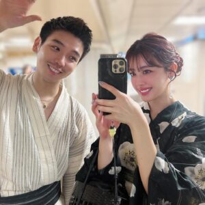 Miyabi Natsuyaki Instagram - 今年も浴衣着れました♡
写真迷いすぎて角度違いで
同じようなのいっぱい😂😂
大好きな夏が終わっちゃうの
さみしい〜🌻💦

8月25日にはバースデーイベントが
あるので今月の楽しみがまだ残ってる♡
みんなに会えるのが
今から楽しみすぎます🙈🩷

当日券も出せることになったので
ぜひスケジュールが合えばお祝いしに
会いに来てくれたらうれしいです🥹💕

公演日時: 2024年8月25日（日）
場所: 渋谷シダックスカルチャーホール（東京）
【公演番号01】12：30開場／13：00開演
【公演番号02】15：00開場／15：30開演
【公演番号03】17：30開場／18：00開演
3公演行います👐🏻

🍒会場アクセス🍒
各線「渋谷駅」から徒歩5分

【販売開始時間】
開場時間より入場口にて販売致します🎟️
お待ちしてます💕💕
