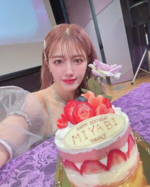Miyabi Natsuyaki Instagram - 𝑚𝑦 𝑏𝑖𝑟𝑡ℎ𝑑𝑎𝑦🎂🍒

今日お誕生日を迎えました💕
いつも応援してくれてるみなさん
ありがとうございます🫶🏻

バースデー当日にイベントが
できて幸せでした💜✨
直接お祝いしに会いに来てくれたみんな
ありがとう💓

イベントの内容が個人的には
めちゃくちゃ面白くて
考えてくださった啓太さんに感謝です🥹
MCも含めありがとうございました✨
つんっ♡🤣🤣
@jjgd_keita 

皆さま今後とも応援
よろしくお願いします💜