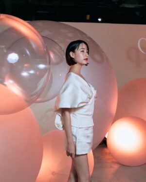 Mizuki Yamamoto Instagram - ⋆⸜☾⸝‍⋆

新ル・セラムPOP UPイベント「究極の一滴がいざなう物語」へ。

昨年もル・セラムのイベントにお邪魔させて頂いたのですが、4年ぶりのリニューアルとのことで、さらに美しい空間へと進化しておりました。

実際に商品を試させて頂いたのですが、なじませた時の浸透感に驚かされました。

新ル・セラムのリリーの香りがとっても良い匂いで、それを表現した大きな百合のオブジェが素敵でした。
会場も、品のあるリリーの香りで満たされていて、とても癒されます。

新ル・セラムは、9月1日からの発売です。

そして、POP UPイベントは、ヨドバシJ6ビルで9月3日から13日まで開催中です。

皆様、是非。

#PR #ルセラム #クレドポーポーテ #究極の一滴
#本物を知る肌に

@cledepeaubeaute
