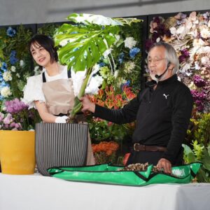 Mizuki Yamamoto Instagram - ⋆⸜☾⸝‍⋆

ホームセンターコーナン初の都市型店舗
「gardens umekita」
のオープニングイベントに出席しました。

モンステラを植え替えしたり、
ボトリウムを作る体験もさせていただきました。

西畠さんのお話、もっと聞きたかったです！

「水と緑をもっと身近に」がコンセプトの店舗なのですが、
たくさんの植物はもちろん、
水草や、魚、アクアリウムに関する商品も充実していました。
珍しい植物や、カッコイイ形の植物もたくさんあって、私もゆっくりお買い物したかったです!!
大阪に住んでいたら、、、！

大阪の皆様、是非遊びに行ってみてくださいね☆
植物好きの方はもちろん楽しめると思いますし、
そうでない方もお気に入りが見つかる空間になっていると思います！

#PR
#gardensumekita
#コーナン
#グラングリーン大阪