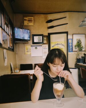 Moe Kamikokuryo Instagram - ⁡
⁡
朝喫茶🍨
⁡
髪もボサボサだし顔も全力で浮腫んでるけど、こういう自分も嫌いじゃないのさ〜🍨

⁡
⁡#人生初コーラフロート美味しかった😳