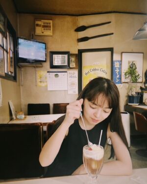 Moe Kamikokuryo Instagram - ⁡
⁡
朝喫茶🍨
⁡
髪もボサボサだし顔も全力で浮腫んでるけど、こういう自分も嫌いじゃないのさ〜🍨

⁡
⁡#人生初コーラフロート美味しかった😳