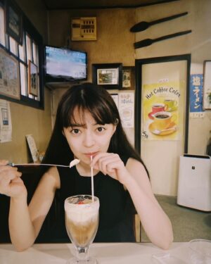Moe Kamikokuryo Instagram - ⁡
⁡
朝喫茶🍨
⁡
髪もボサボサだし顔も全力で浮腫んでるけど、こういう自分も嫌いじゃないのさ〜🍨

⁡
⁡#人生初コーラフロート美味しかった😳