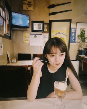 Moe Kamikokuryo Instagram - ⁡
⁡
朝喫茶🍨
⁡
髪もボサボサだし顔も全力で浮腫んでるけど、こういう自分も嫌いじゃないのさ〜🍨

⁡
⁡#人生初コーラフロート美味しかった😳