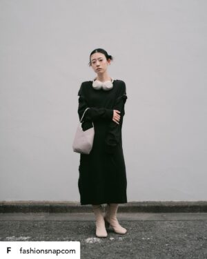 Moeka Shiotsuka Instagram - 🎧

--------

Repost from @fashionsnapcom 【No.1】MM6 Maison Margielaを愛するクリエイター6人のリアルスナップ⁠
⁠
塩塚モエカ ⁠
シンガーソングライター、ギタリスト ⁠
@hiz_s⁠
⁠
本人コメントとアイテム詳細は、 ⁠
@fashionsnapcom のプロフィール面から記事をチェック🔗⁠
⁠
@mm6maisonmargiela⁠
📷@obama.jp⁠
⁠
#mm6maisonmargiela #mm6 #塩塚モエカ #羊文学 #スナップ_fs #PR