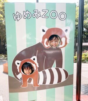 Moemi Katayama Instagram - 💛🌼

ドラマ
【そんな家族なら捨てちゃえば？】

一花（幼少期）役の美葉ちゃん
素直で可愛くておませさん
一緒に顔出しパネルしてくれました💛

小さい頃から
お芝居ができるってすごいよね
私はこの頃
走り回って元気いっぱいでおばかだったので
絶対できなかったと思う😂笑

さて、毎日暑いので
皆様、ご無理なく🍀
おうち時間のお供にぜひ見逃し配信を✨

かぞすて配信▷▷▷
TVer
DMM TV
カンテレドーガ

ぜひご覧ください♡

#かぞすて #そんな家族なら捨てちゃえば？　#カンテレ #カンテレドーガ #tver #dmmtv #moemikatayama